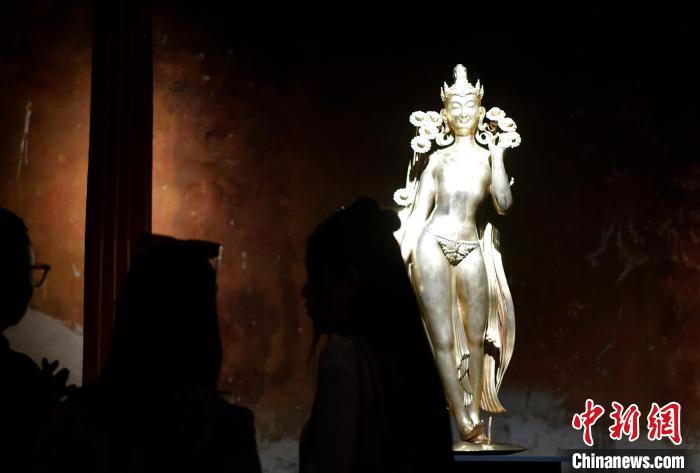圖為觀眾正在欣賞展覽中的雕塑作品《八萬四千年》?！±盍?攝