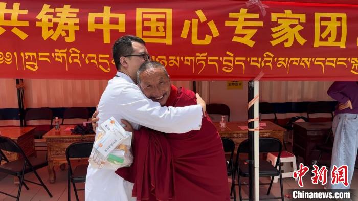 西藏自治區(qū)昌都市左貢縣田妥鎮(zhèn)義診點，一位僧人對北京京煤集團總醫(yī)院呼吸科主任醫(yī)師陳亮表示感謝?！〔苄穹?攝