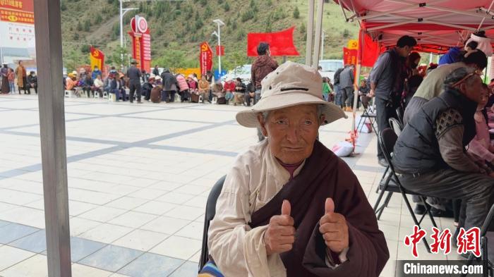 西藏自治區(qū)昌都市左貢縣田妥鎮(zhèn)義診點，藏族奶奶對義診志愿者表示肯定?！〔苄穹?攝