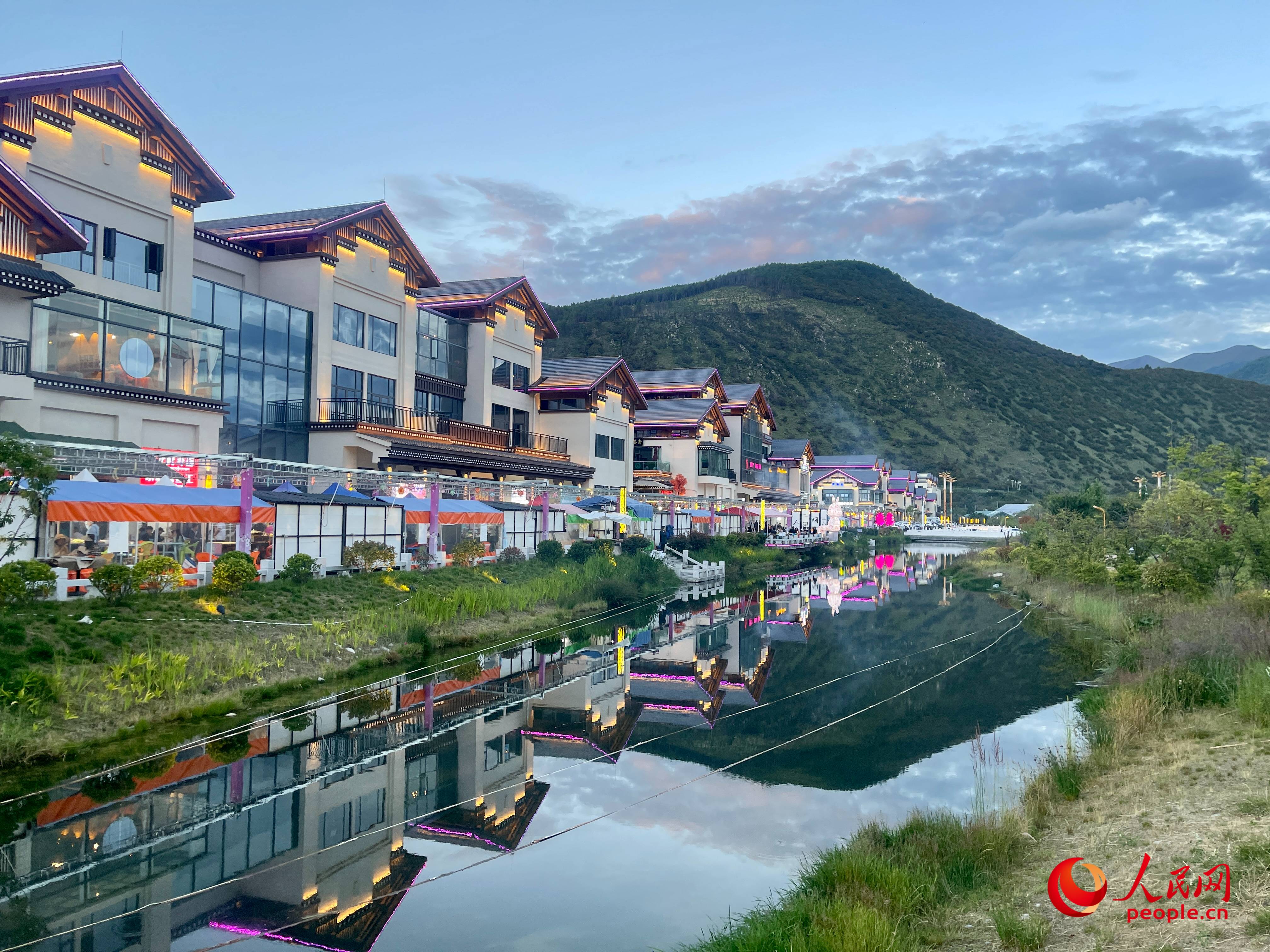 工布公園的一角，風(fēng)景秀麗。人民網(wǎng) 周靜圓攝