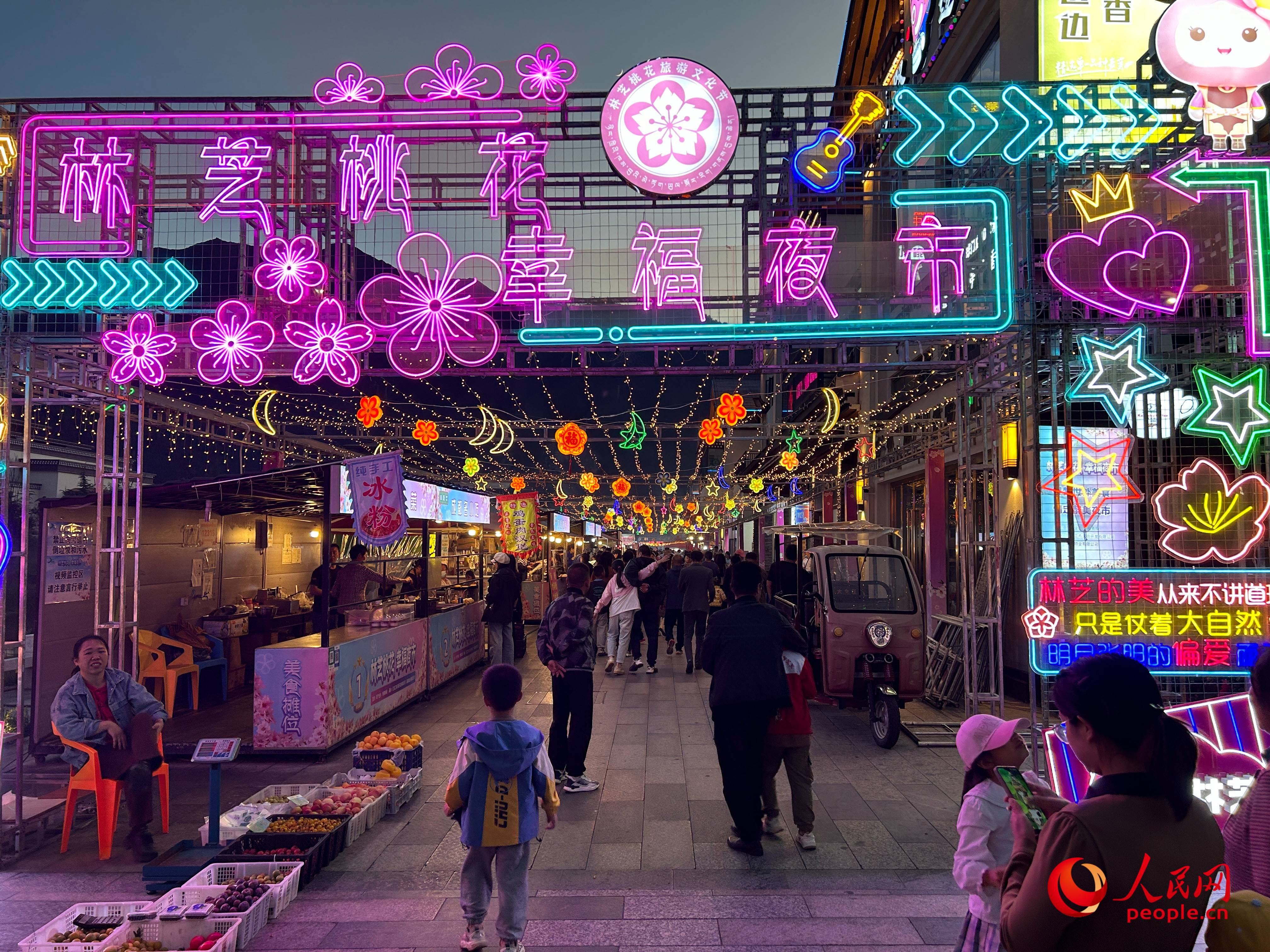 工布公園里的夜市，人來人往。人民網(wǎng) 周靜圓攝