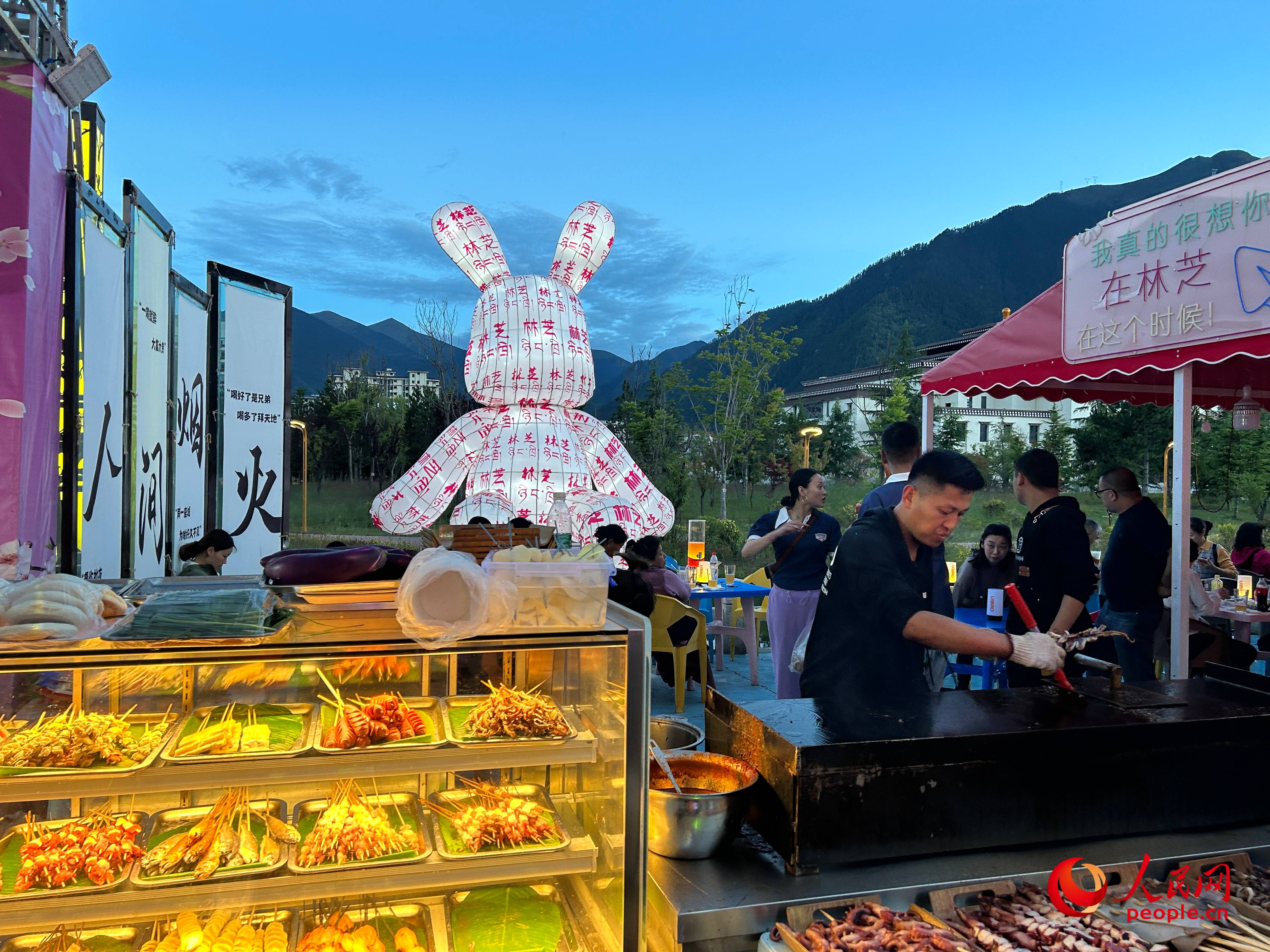 工布公園里的夜市，滿滿“煙火氣”。人民網(wǎng) 周靜圓攝