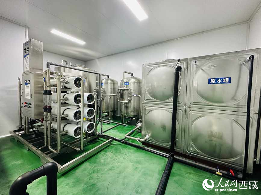 “色達牙泉”礦泉水（桶裝水）生產加工基地。人民網記者 次仁羅布攝