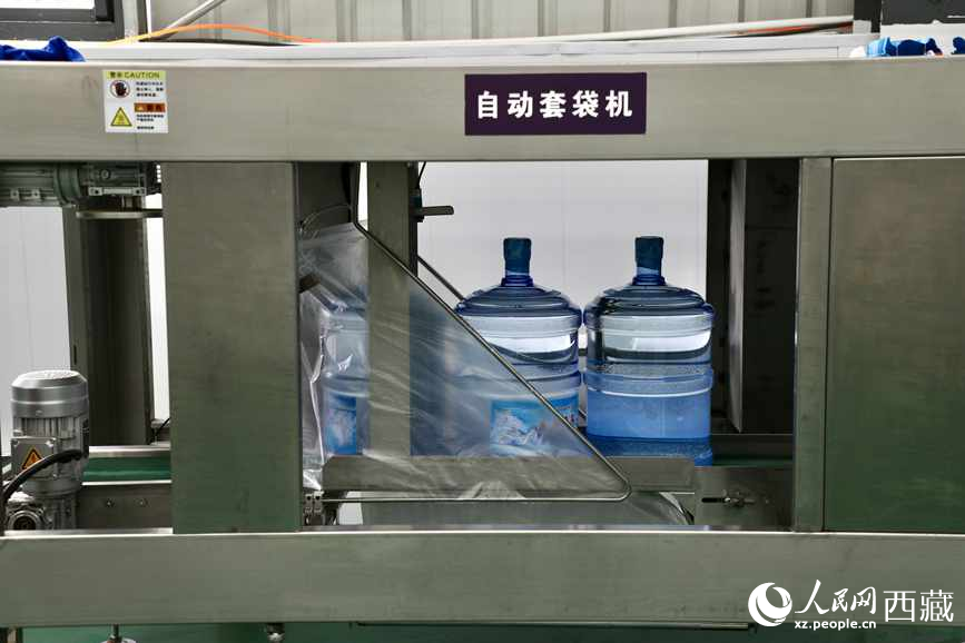 “色達牙泉”礦泉水（桶裝水）生產加工基地。人民網記者 次仁羅布攝