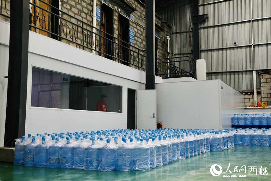 “色達牙泉”礦泉水（桶裝水）生產加工基地。人民網記者 次仁羅布攝