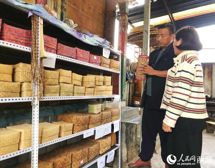 愛明（左一）給游客介紹藤竹產(chǎn)品。