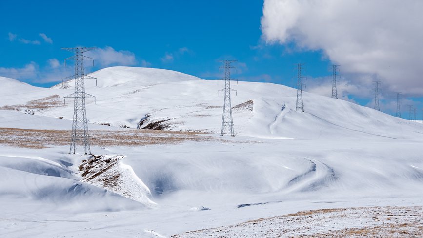 西藏自治區(qū)那曲市冰天雪地里的電網(wǎng)。趙清鵬攝