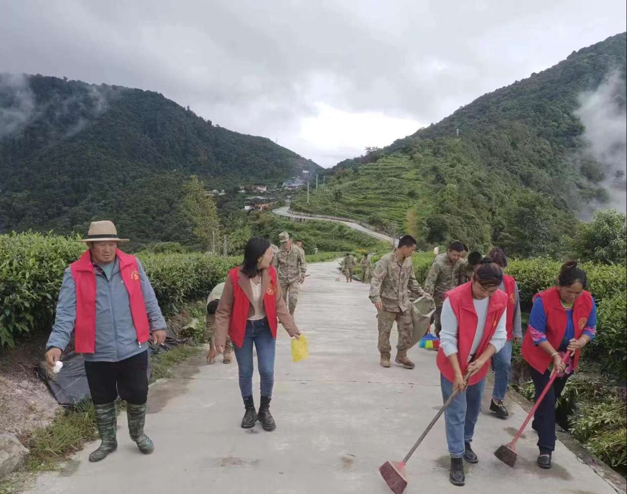 圖為：墨脫縣背崩鄉(xiāng)格林村軍地黨組織共同開展“愛我墨脫、靚我家園”主題黨日活動(dòng)