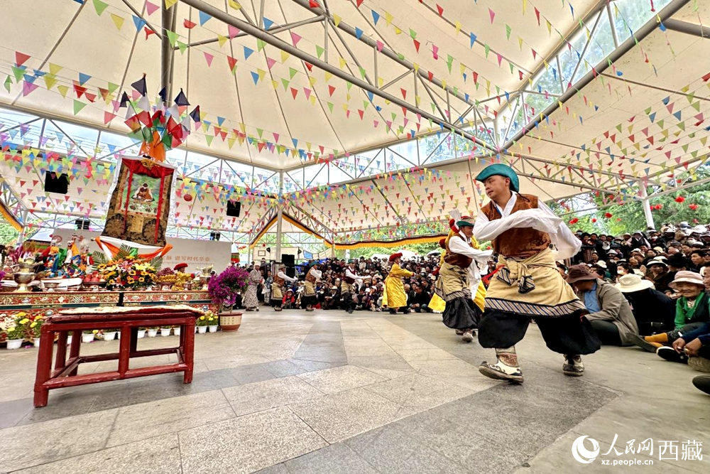 拉薩市宗角祿康公園舉行傳統(tǒng)藏戲劇目展演。