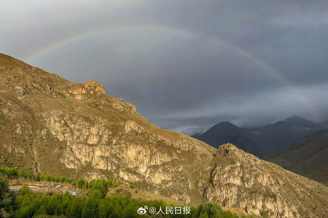 接好運(yùn)！青藏高原現(xiàn)巨大彩虹橋