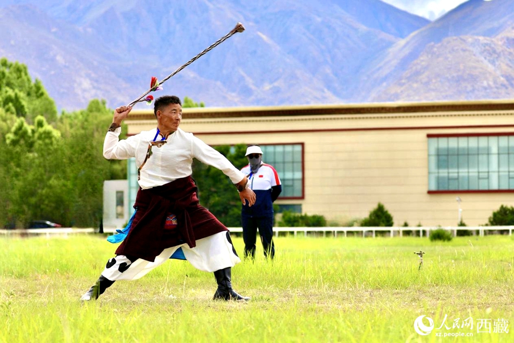 參賽選手在拉薩首屆農(nóng)牧民運(yùn)動(dòng)會(huì)上進(jìn)行“古朵”比賽（“古朵”指的是用牦牛毛或者山羊毛編織成的拋石繩，可以將石頭投擲到較遠(yuǎn)的地方，是牧民們用來(lái)放牧的工具）。
