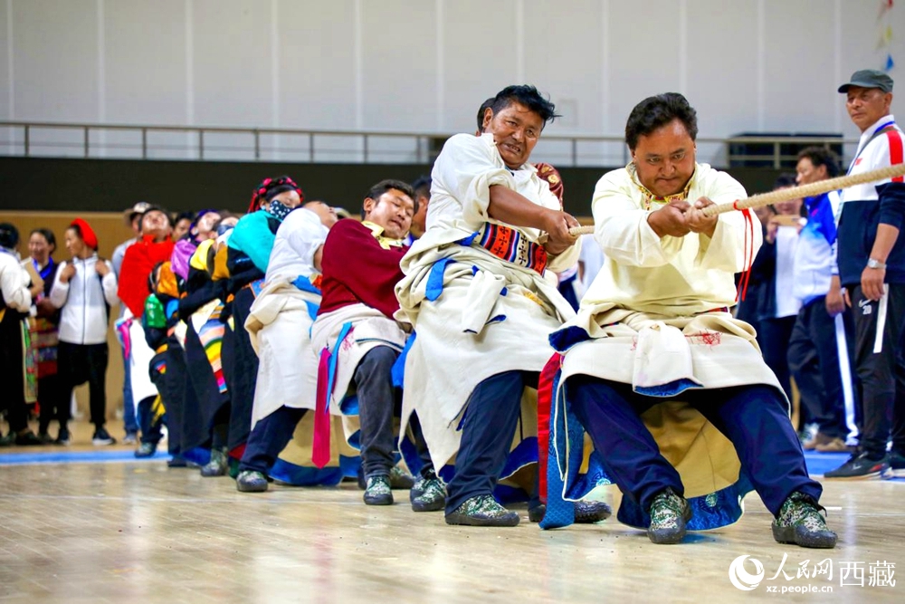 身著民族服裝的農(nóng)牧民選手在拔河比賽現(xiàn)場(chǎng)。