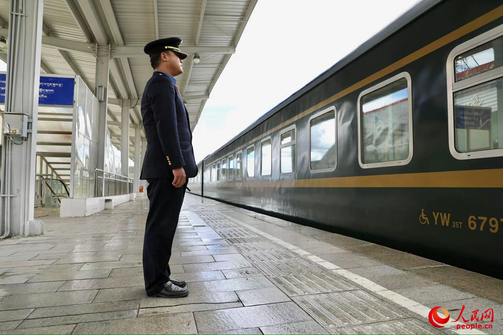 即將開往上海的列車。人民網(wǎng)記者 次仁羅布攝
