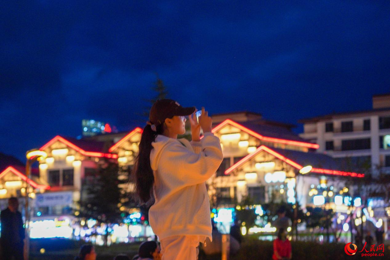 居民在西藏林芝市民族團結(jié)廣場上拍照。人民網(wǎng)記者 趙晨攝