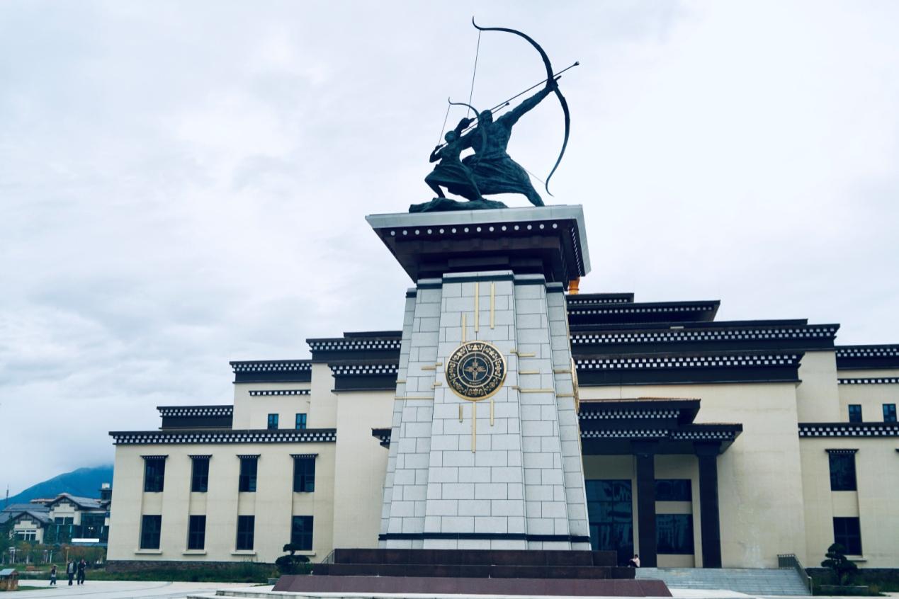 工布公園里的城市地標(biāo)雕塑——畢秀之子。人民網(wǎng)記者 益西康珠攝