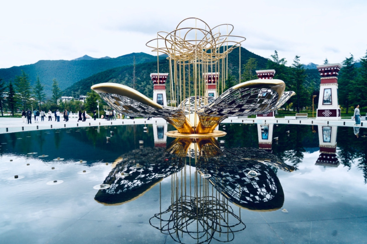 工布公園里的桃花主題雕塑——萬(wàn)樹桃花。人民網(wǎng)記者 益西康珠攝