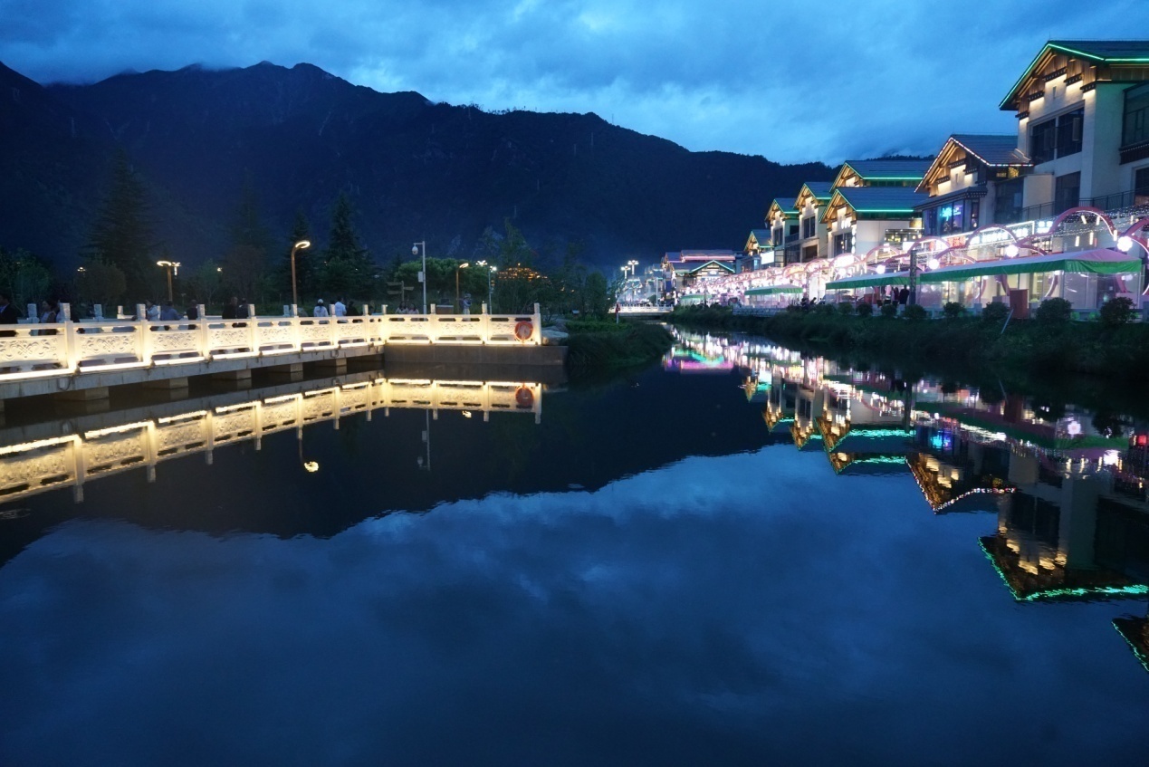 工布公園的夜景。人民網(wǎng)記者 益西康珠攝