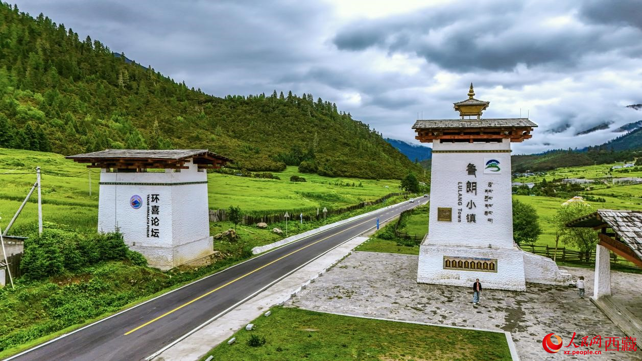 圖為魯朗小鎮(zhèn)一角。人民網(wǎng)記者 次仁羅布攝