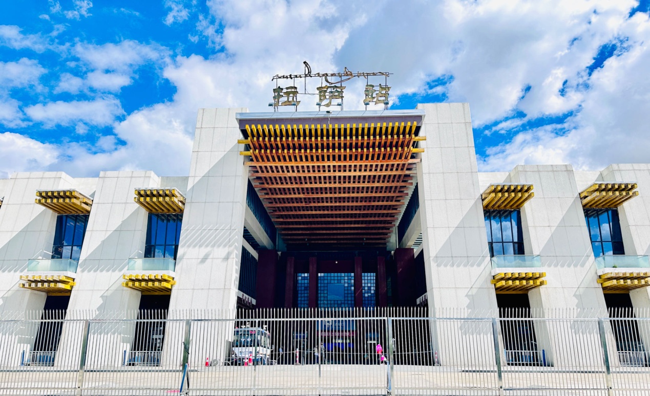 拉薩火車站。人民網(wǎng)記者 益西康珠攝