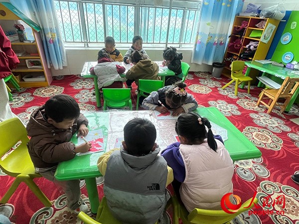 拉多村一所現(xiàn)代化幼兒園小班孩子們正在繪畫。張敏穎 攝