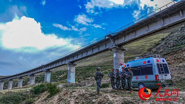 武警西藏總隊(duì)拉薩支隊(duì)執(zhí)勤八大隊(duì)官兵進(jìn)行護(hù)路演練以應(yīng)對突發(fā)情況。張磊 攝