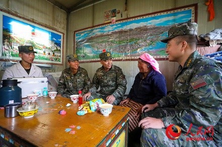 武警西藏總隊(duì)拉薩支隊(duì)執(zhí)勤八大隊(duì)官兵慰問藏族老人。何騰海 攝