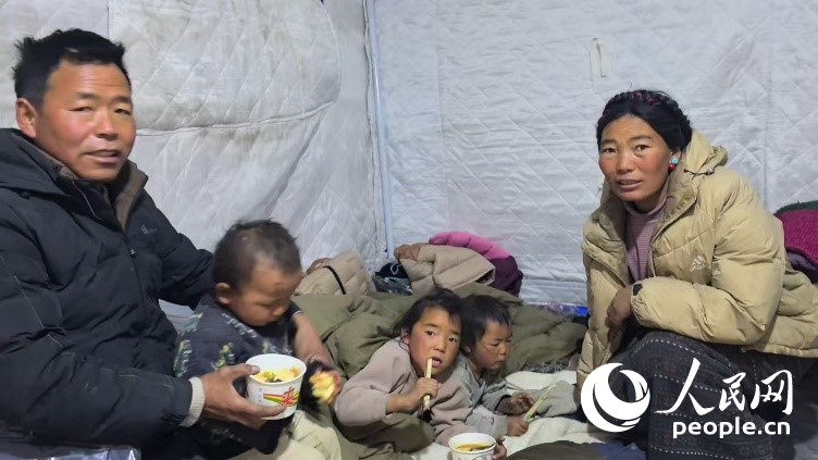 森嘎村村民扎西一家五口。人民網(wǎng)記者 吳雨仁攝