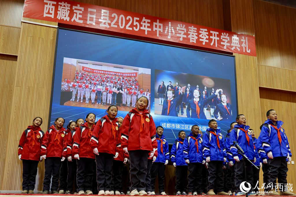 定日縣中小學(xué)生代表與北京市八一學(xué)校、成都市錦江區(qū)嘉祥外國語學(xué)校的師生一同唱響《把未來點(diǎn)亮》，迎來開學(xué)第一課。人民日?qǐng)?bào)記者 鮮敢攝
