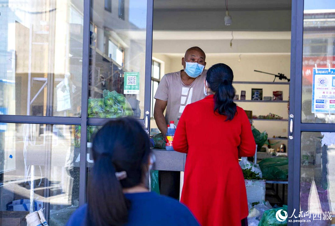 市民們有序排隊(duì)購買早餐。人民網(wǎng) 次仁羅布攝