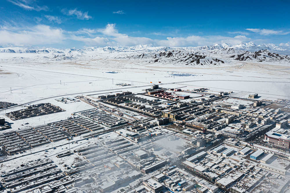 西藏阿里地區(qū)改則縣迎來初雪，銀裝素裹，美如畫卷。