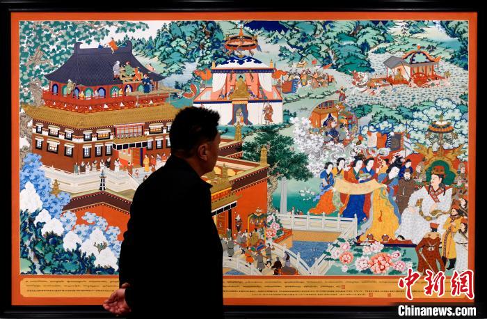 圖為5月16日，觀眾正在欣賞展覽中的新創(chuàng)唐卡作品?！±盍?攝