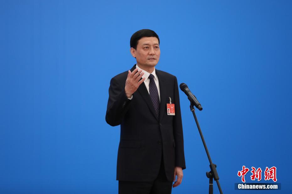 3月8日，第十三屆全國(guó)人民代表大會(huì)第四次會(huì)議舉行第二場(chǎng)“部長(zhǎng)通道”采訪活動(dòng)。圖為中國(guó)工業(yè)和信息化部部長(zhǎng)肖亞慶通過網(wǎng)絡(luò)視頻方式接受采訪。 <a target='_blank' ><p  align=