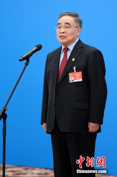 3月8日，第十三屆全國人民代表大會第四次會議舉行第二場“代表通道”采訪活動。圖為全國人大代表張伯禮通過網(wǎng)絡(luò)視頻方式接受采訪。 <a target='_blank' ><p  align=
