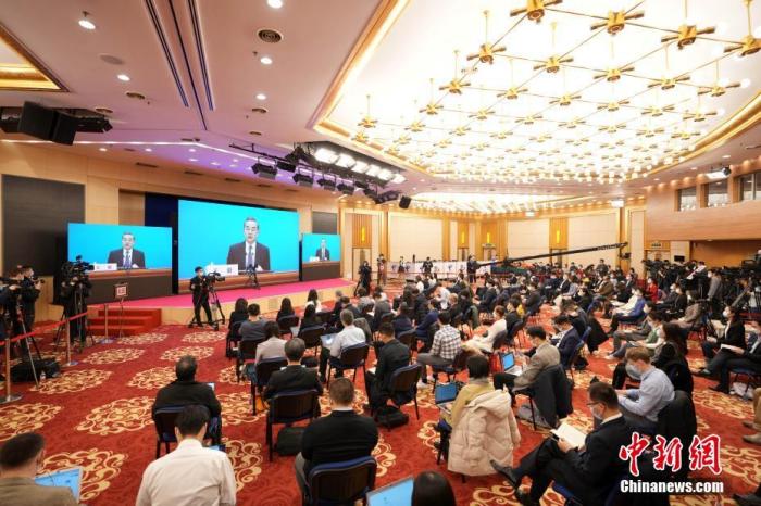 圖為記者在梅地亞中心多功能廳采訪。<a target='_blank' ><p  align=