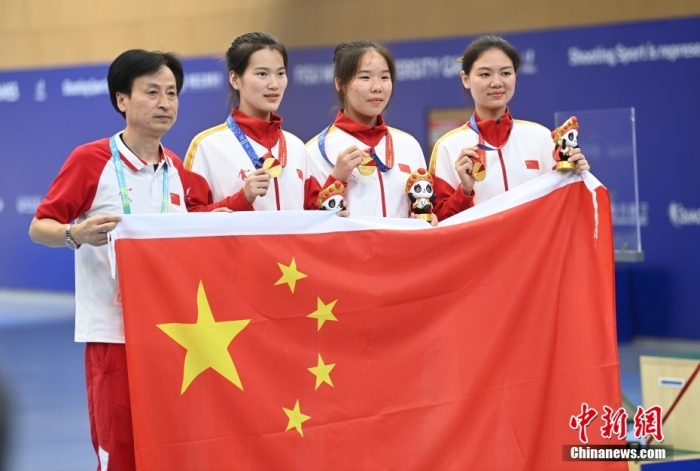 8月1日，第31屆世界大學(xué)生夏季運(yùn)動(dòng)會(huì)女子25米手槍團(tuán)體決賽在四川成都舉行，中國(guó)隊(duì)獲得冠軍。圖為中國(guó)隊(duì)選手熊亞瑄(左二)、林雅茜(右二)、王珂怡(右一)等站在領(lǐng)獎(jiǎng)臺(tái)上合影。<a target='_blank' href='/'><p  align=